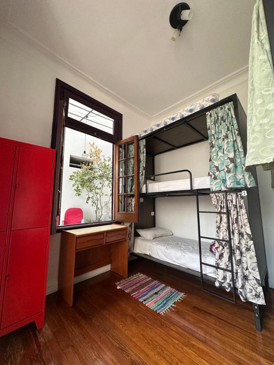 Cama Individual en habitación compartida femenina
