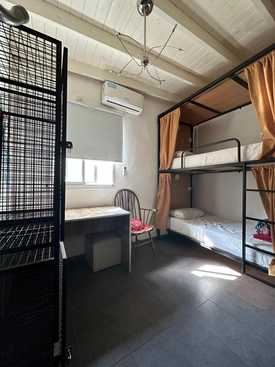 Cama en habitación femenina compartida de 4 camas
