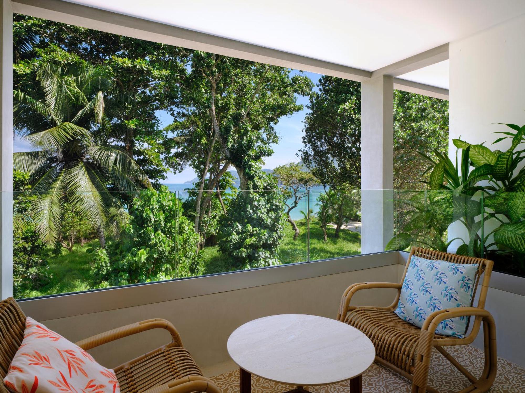 Deluxe Guest Room, 1 King, Partial sea view, Balcony