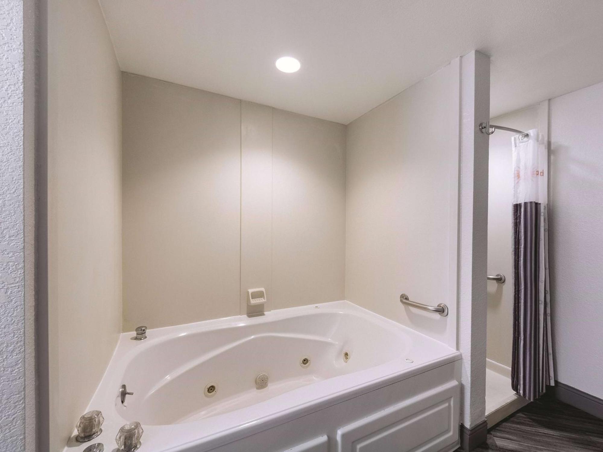 Suite con bañera de hidromasaje - Cama extragrande