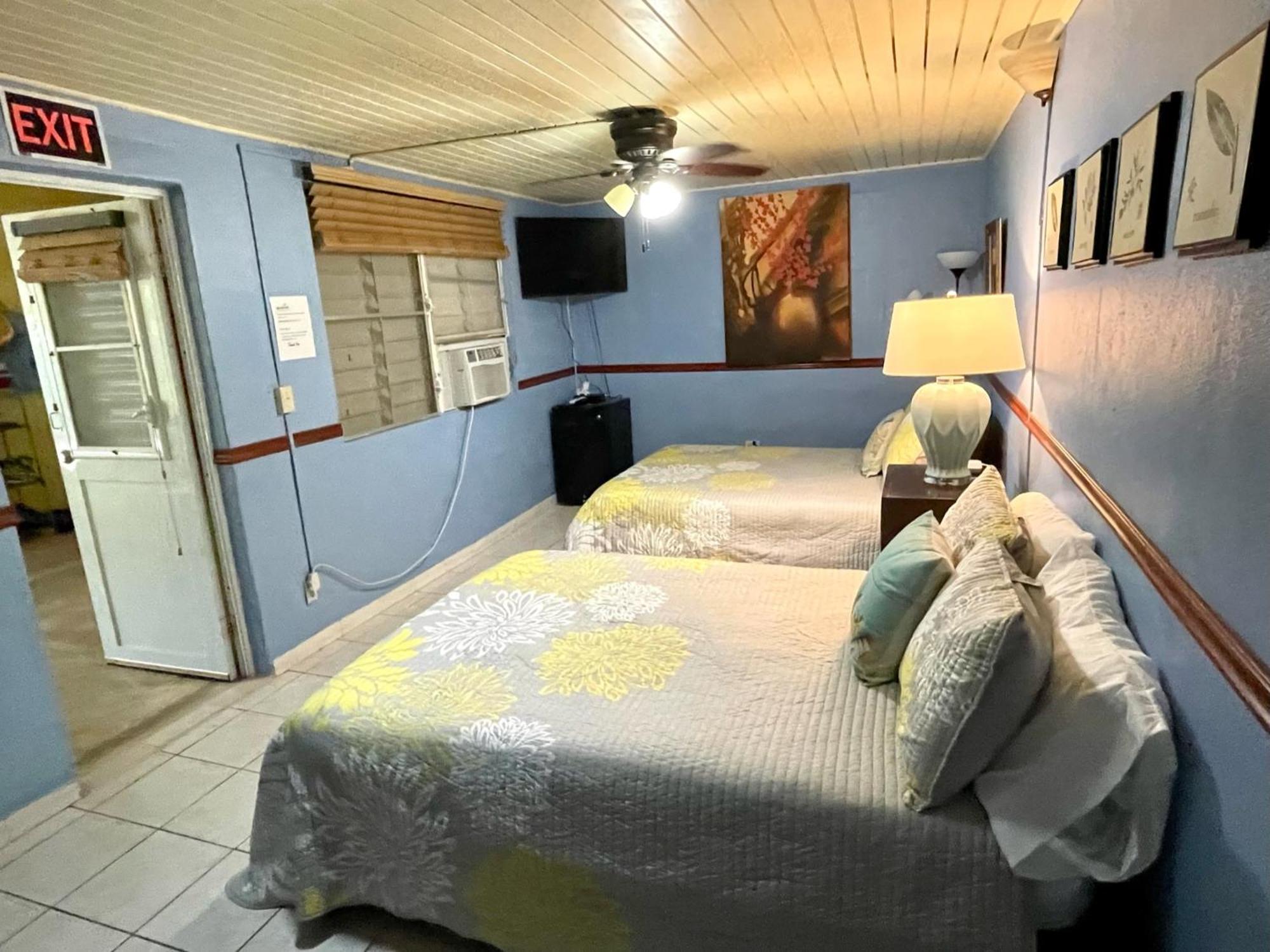 Serene Getaway - Deluxe Queen Room - 13+