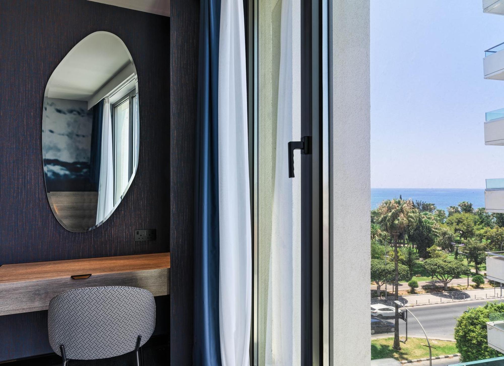 Design Double Star Partial Sea View