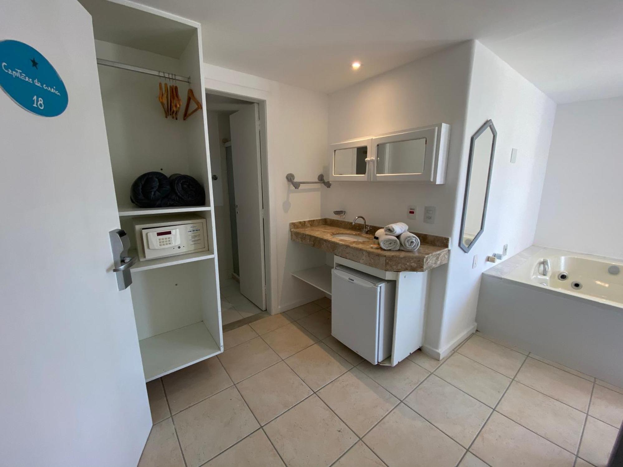 Habitación con cama grande y bañera de hidromasaje