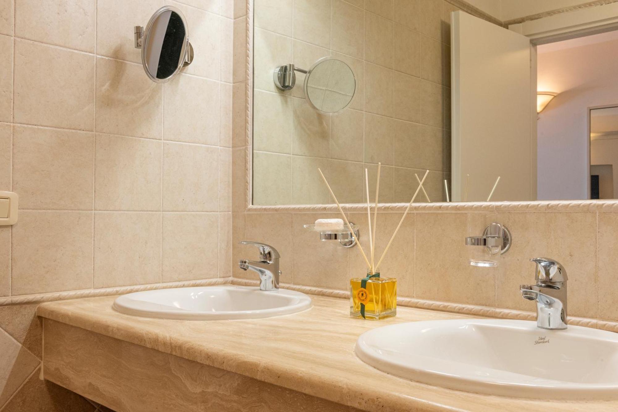 Deluxe Double Room with Balcony and Sea View