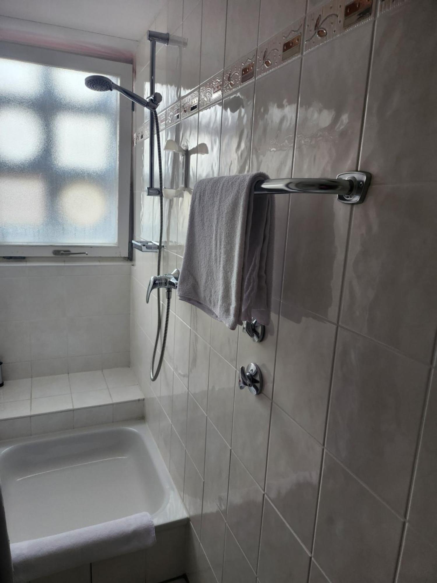 Kleines einfaches Einzelzimmer mit Bad im Zimmer or Dusche im Gang