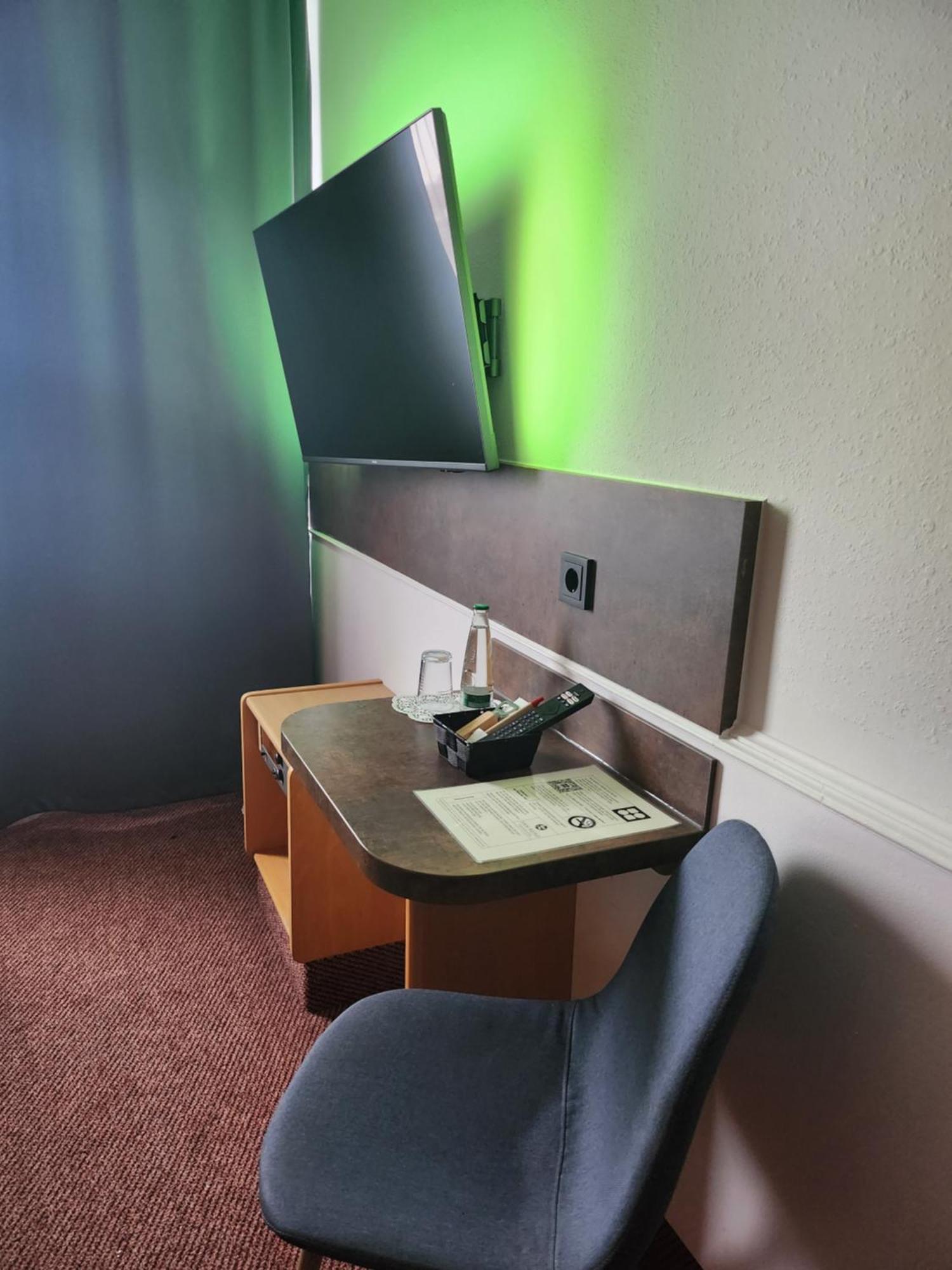 Kleines einfaches Einzelzimmer mit Bad im Zimmer or Dusche im Gang
