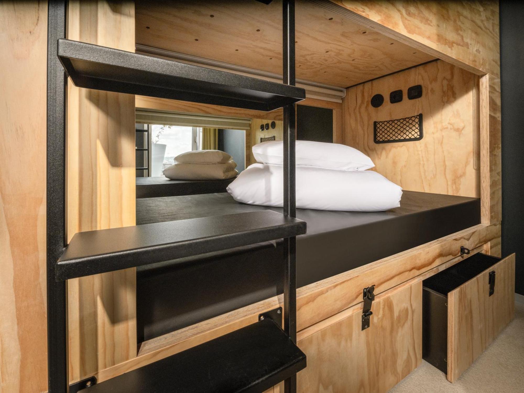 Bed in a 4-6 mixed Shared Room
