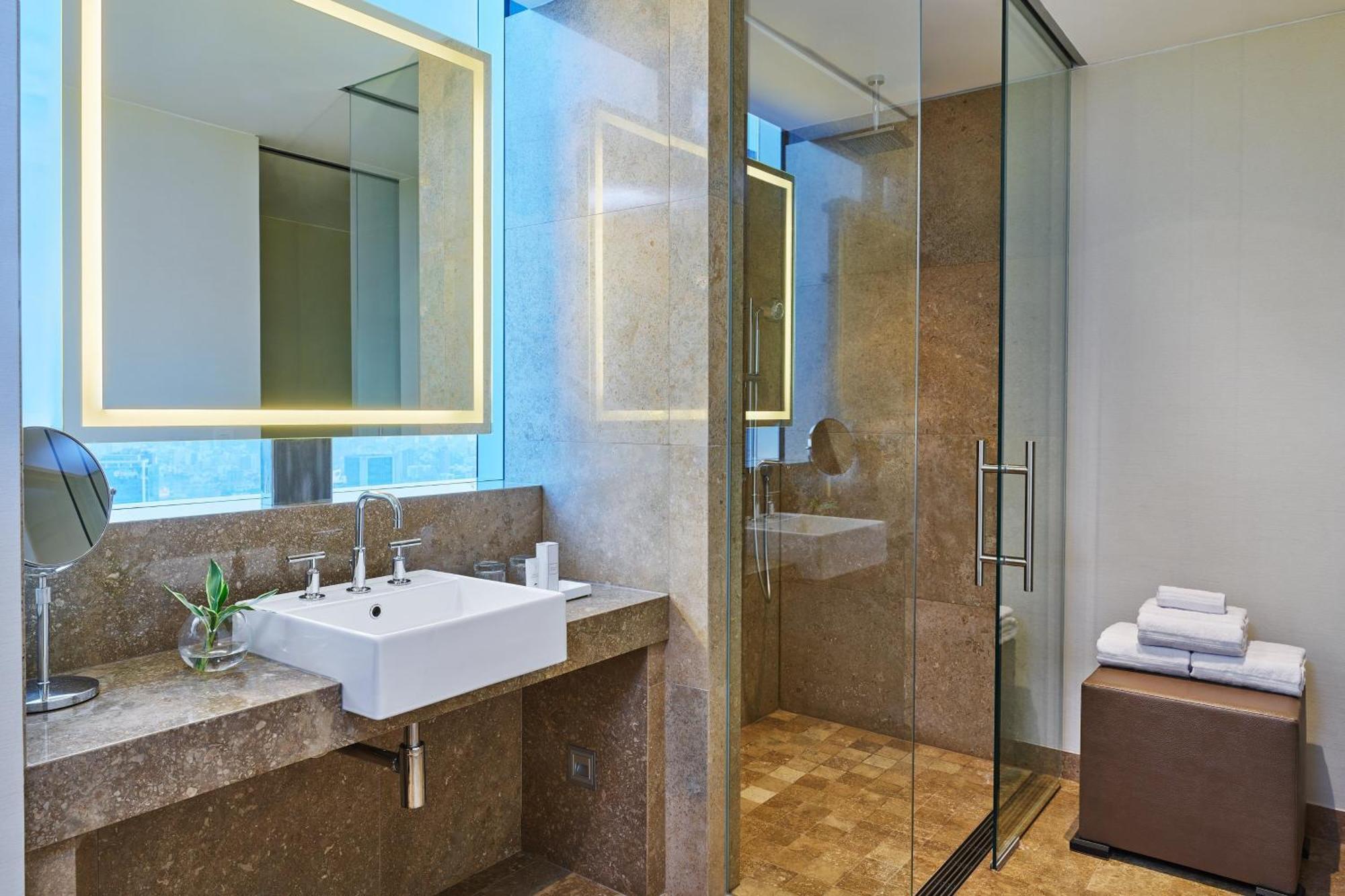 Executive Suite Club Lounge Access Suite 1 King High Floor