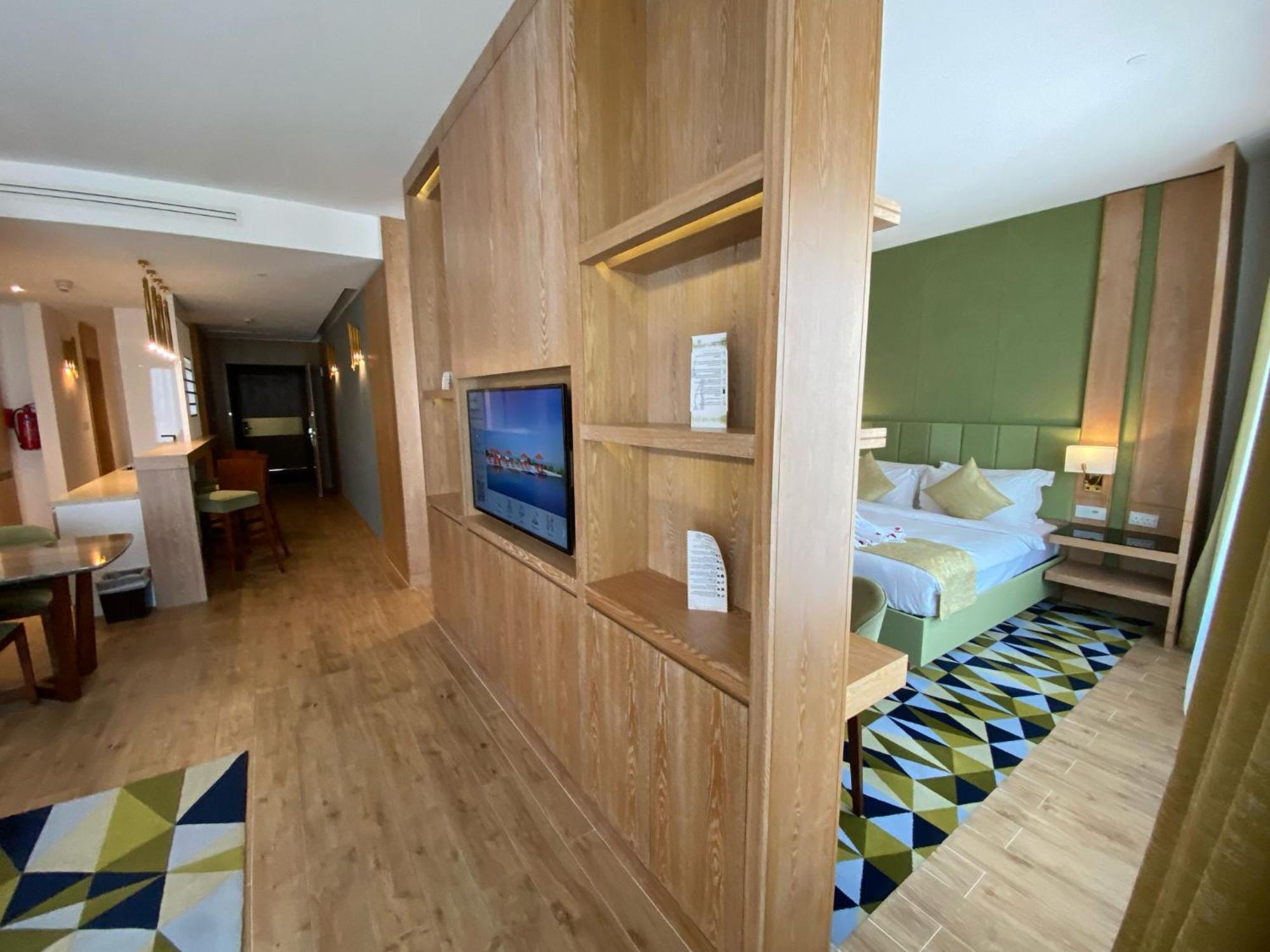 One Bedroom Suite King Deluxe Westbay Beach Access