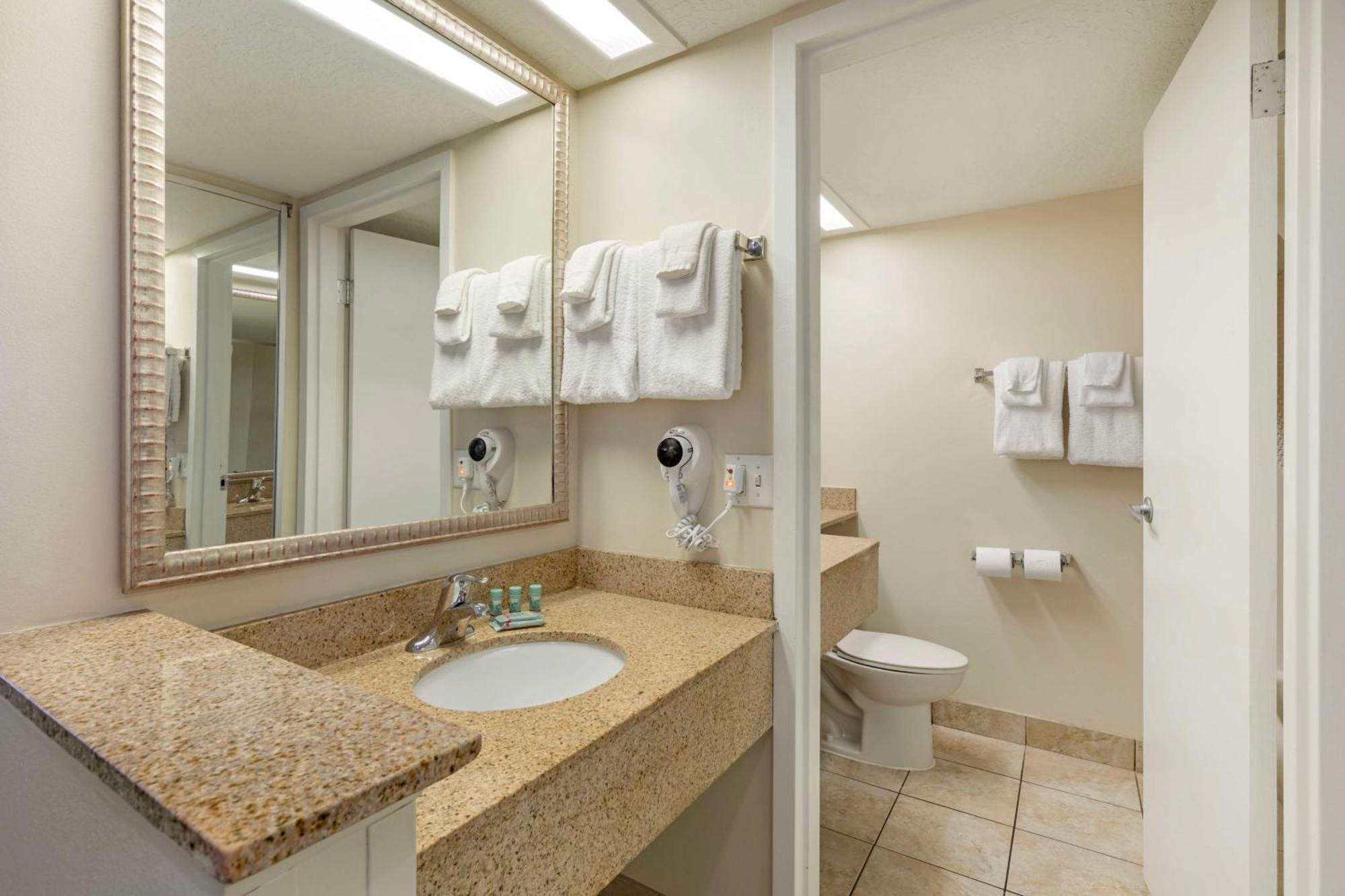 Queen Room with Two Queen Beds, Balcony and Partial Ocean View - Non-Smoking