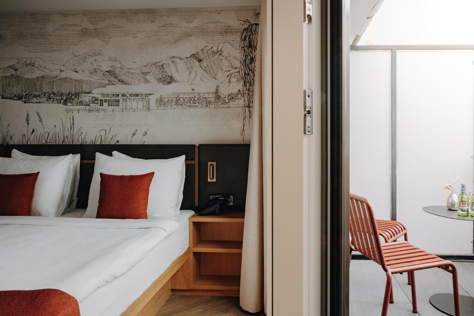 Zimmer mit Kingsize-Bett und Balkon
