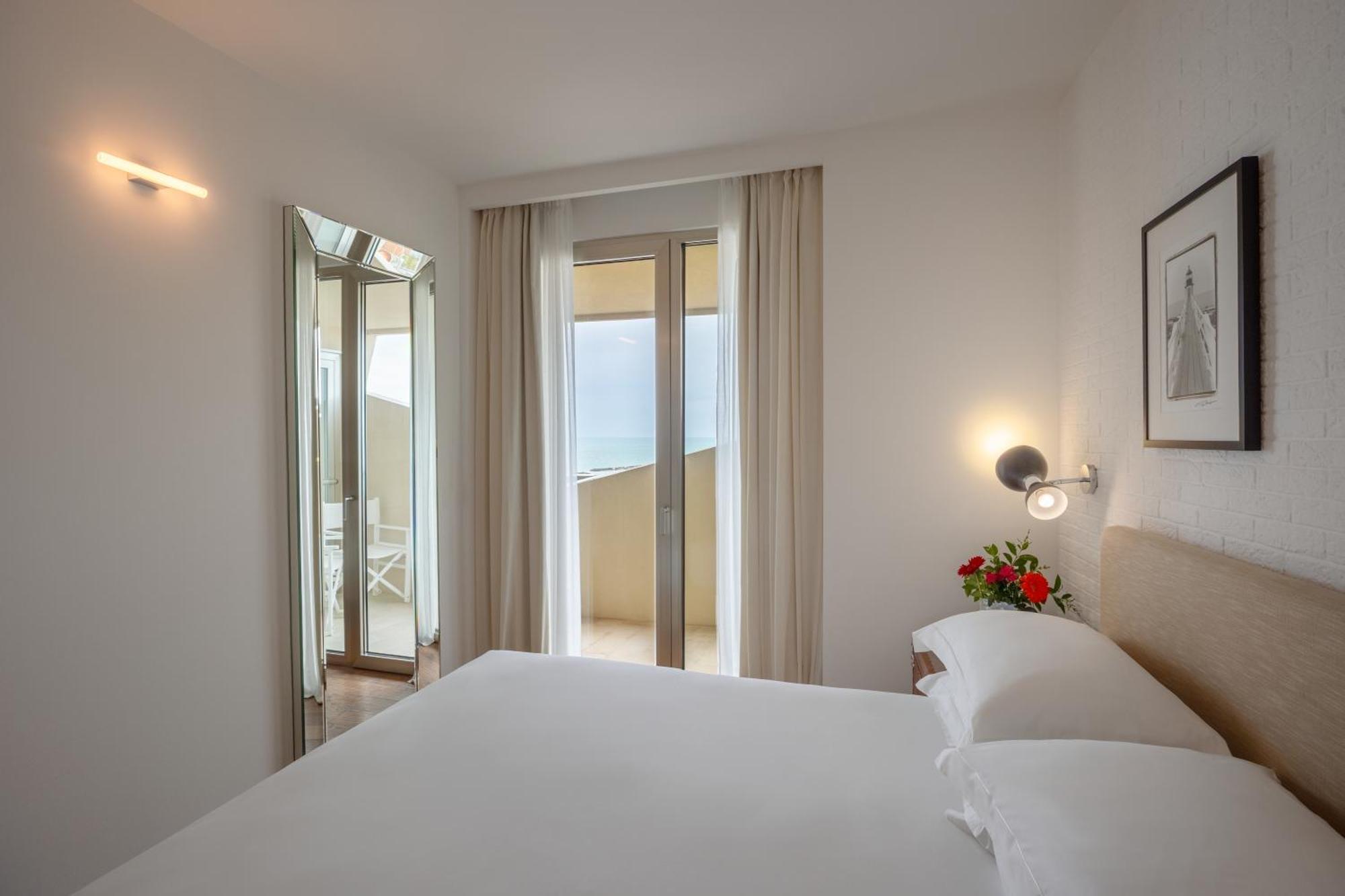 Deluxe Double Room Side Sea View