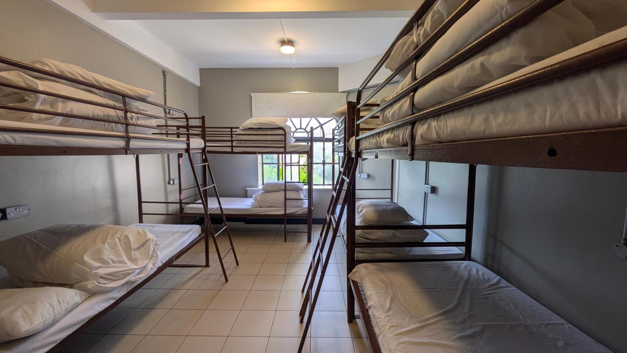 Cama en habitación mixta de 8 camas con baño compartido
