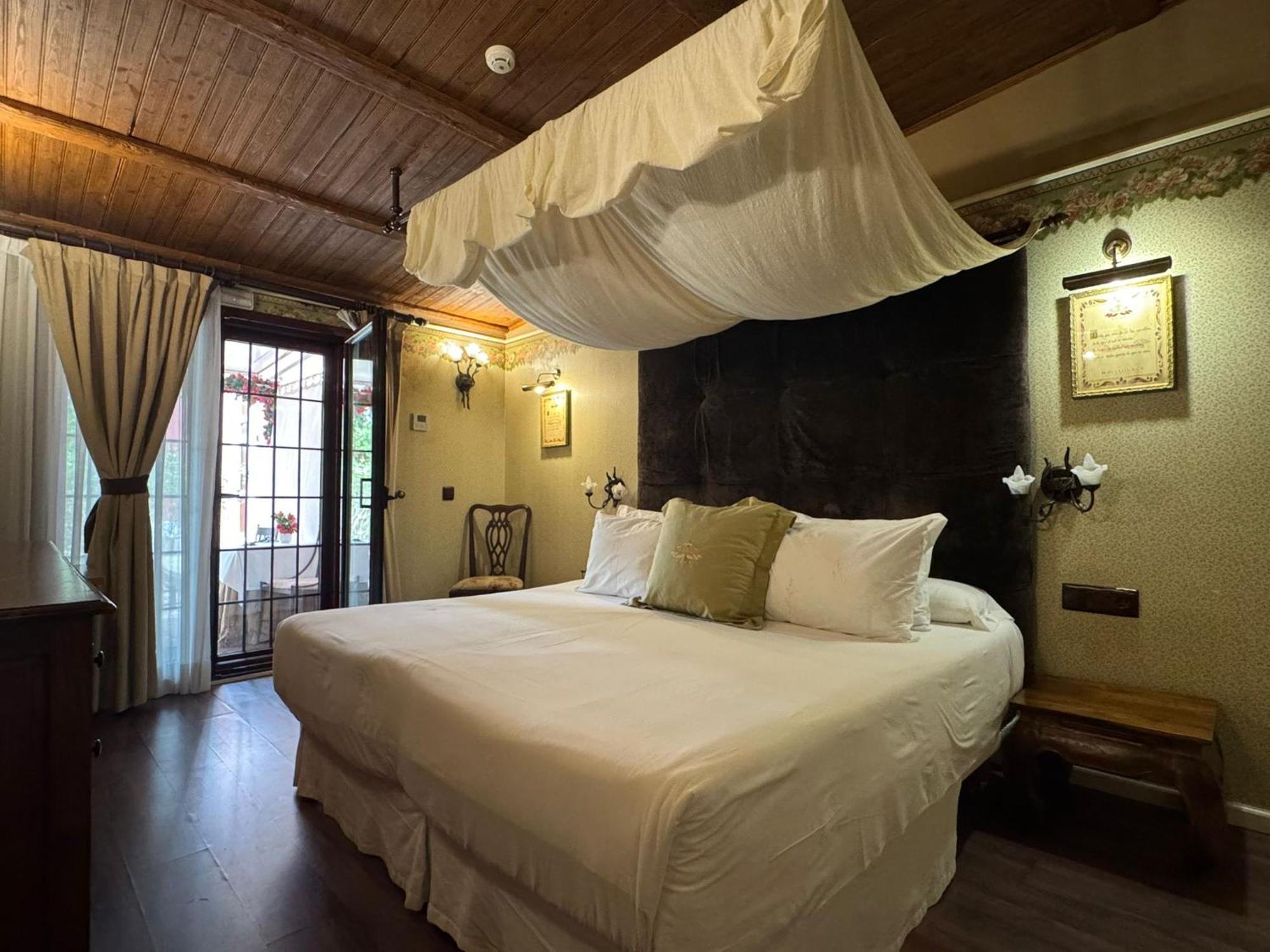 Habitación con cama extragrande y vistas al jardín