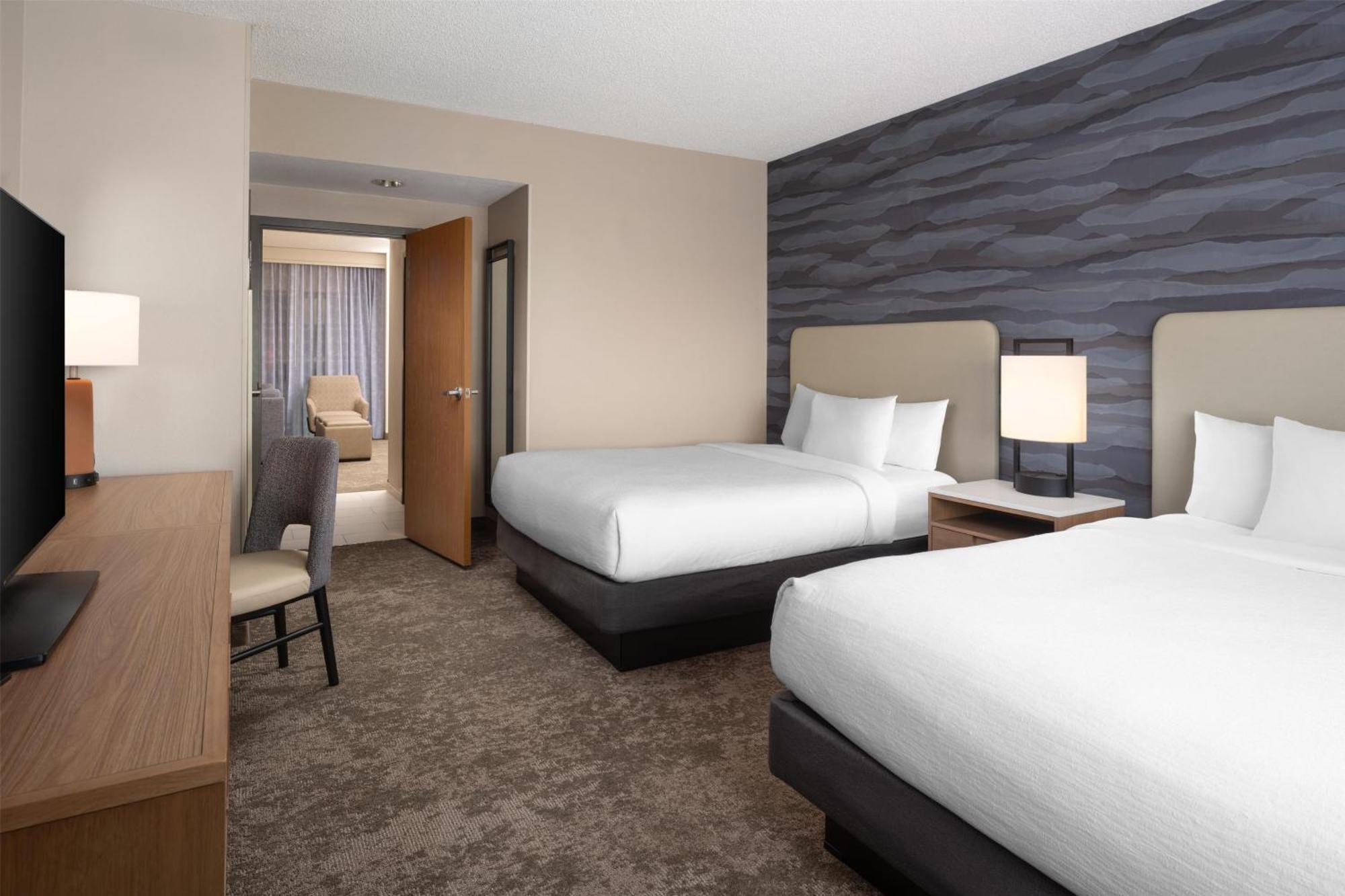 Two-Room Queen Suite Two Queen Beds Hearing Access,1627210931:JPEG
