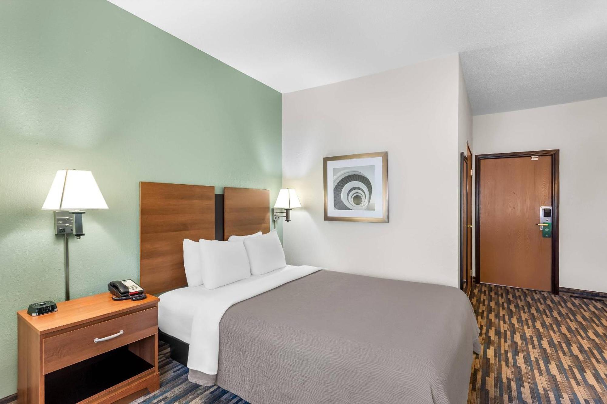 Queen Room - Accessible/Nonsmoking