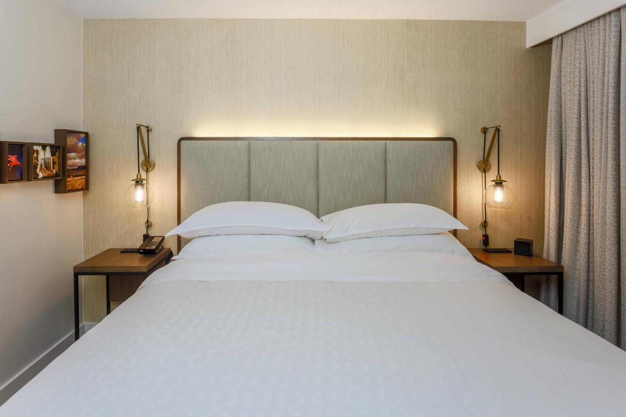 1 Queen & Sofa bed 1 Bedroom Suite Balcony