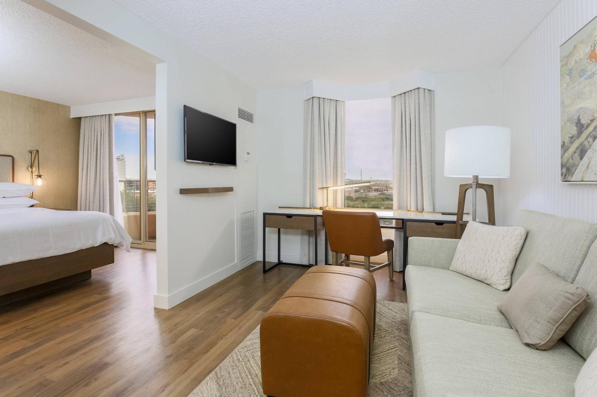 1 Queen & Sofa bed 1 Bedroom Suite Balcony