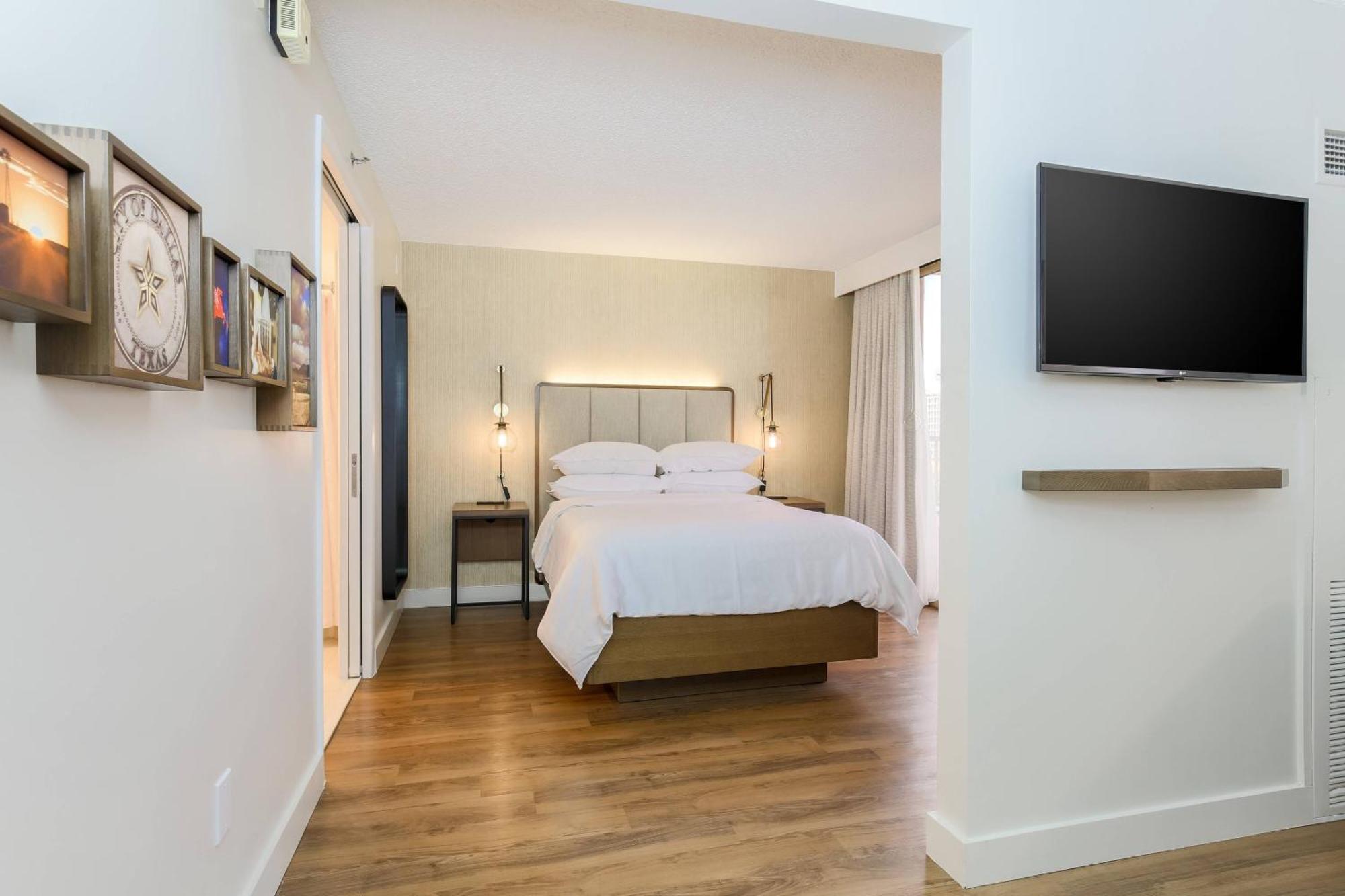 1 Queen & Sofa bed 1 Bedroom Suite Balcony