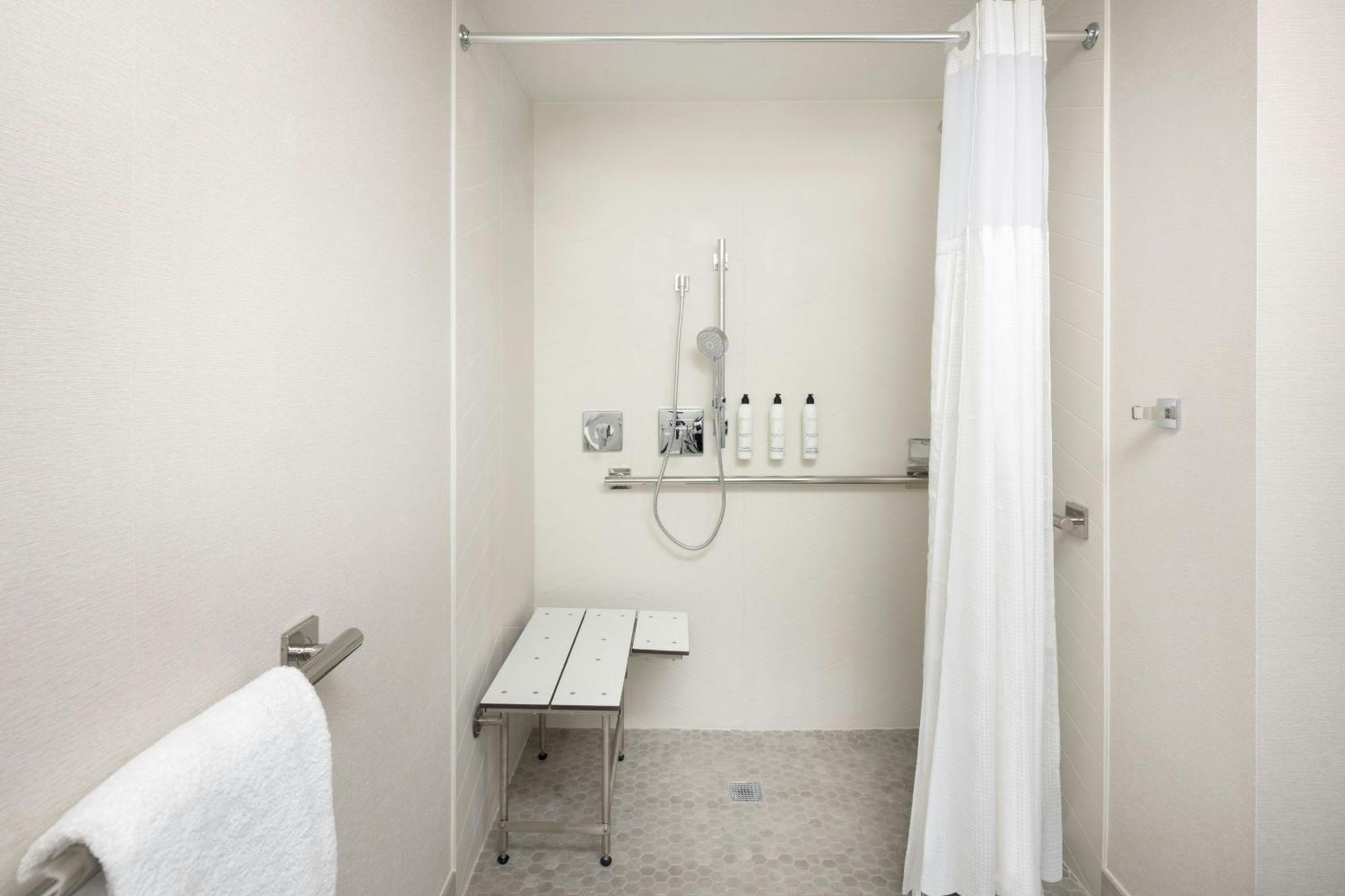 Queen Room with Bathtub - Mobility Access/Hearing Accessible