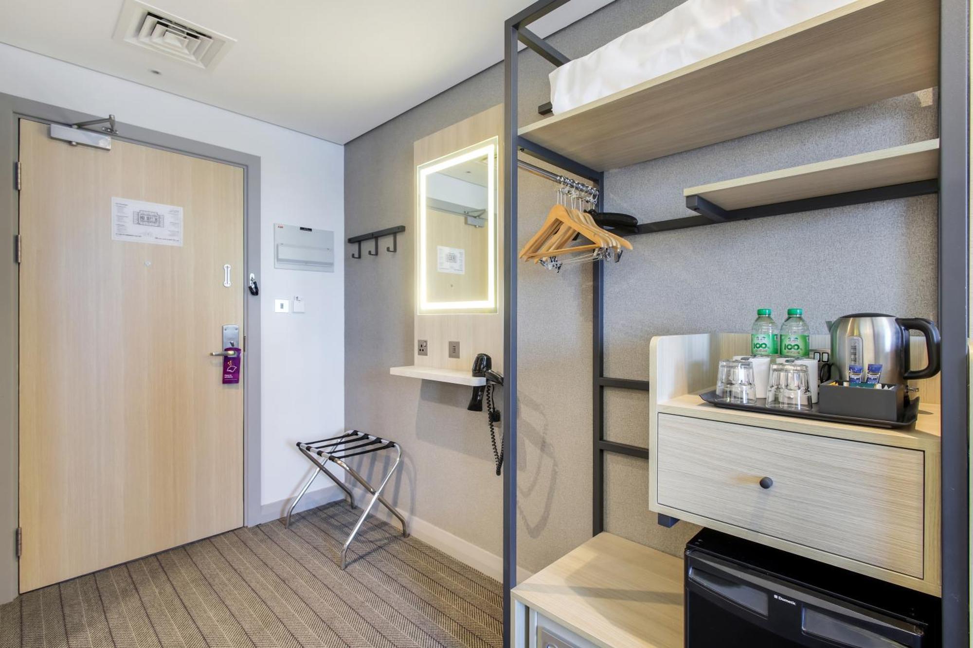Rookvrij - Kamer met twee aparte bedden in nieuwe stijl - Gratis luchthavenshuttle van en naar DXB Airport elke 30 minuten naar Terminal 1 en 3