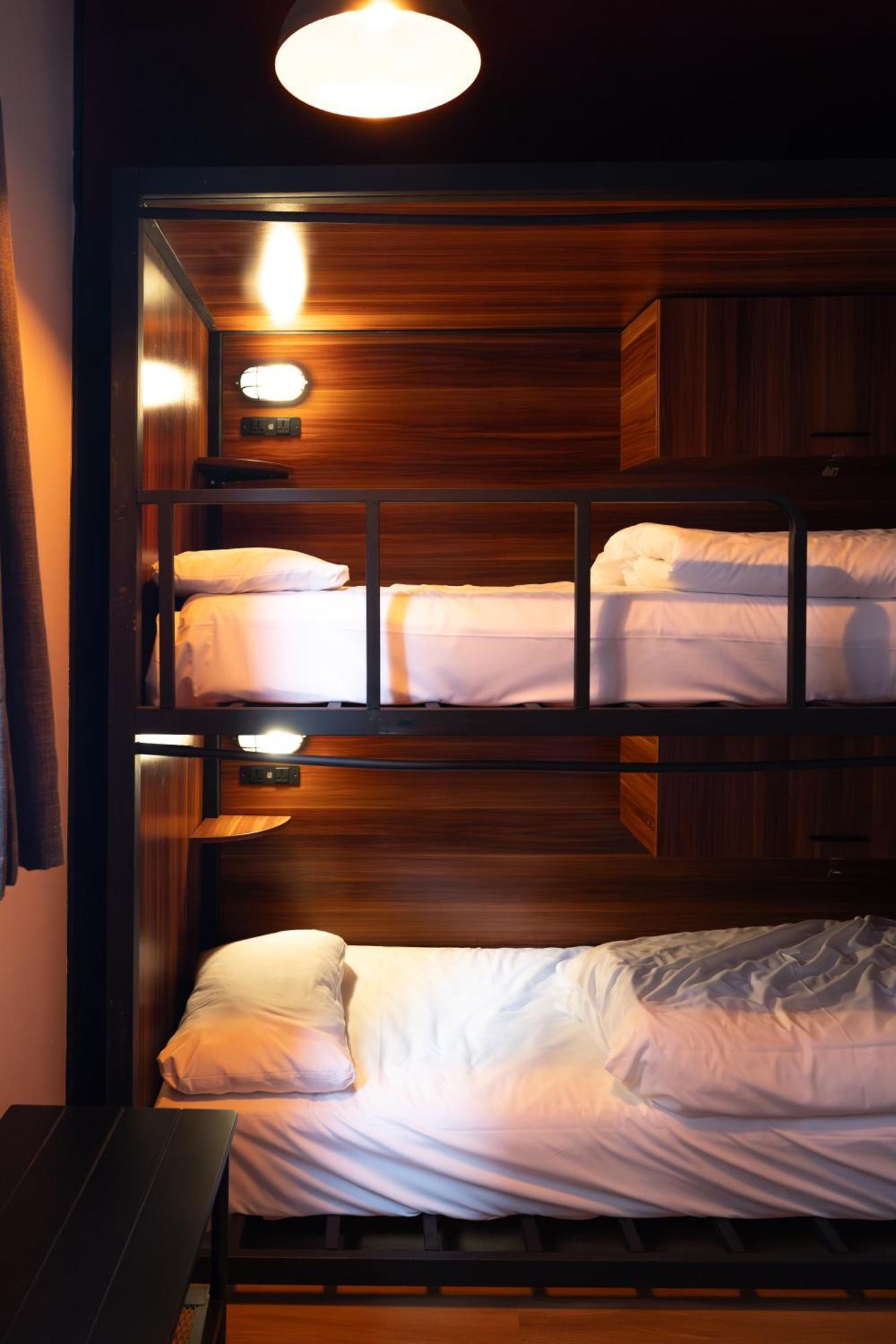 Posto Letto in Dormitorio con 4 Letti
