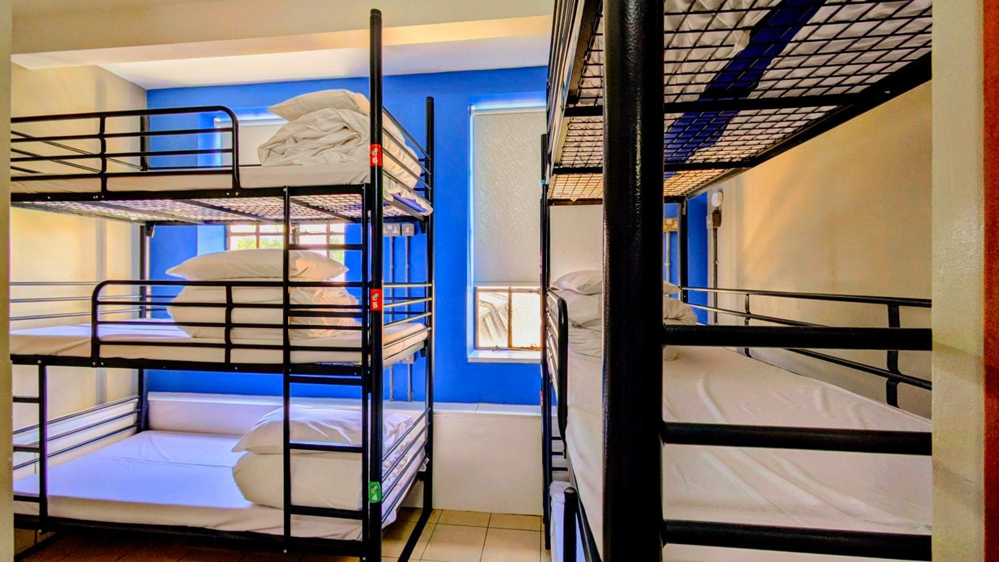 Cama en habitación mixta de 6 camas con baño compartido