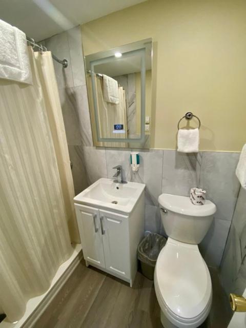 Room with One Queen Bed - No Pets