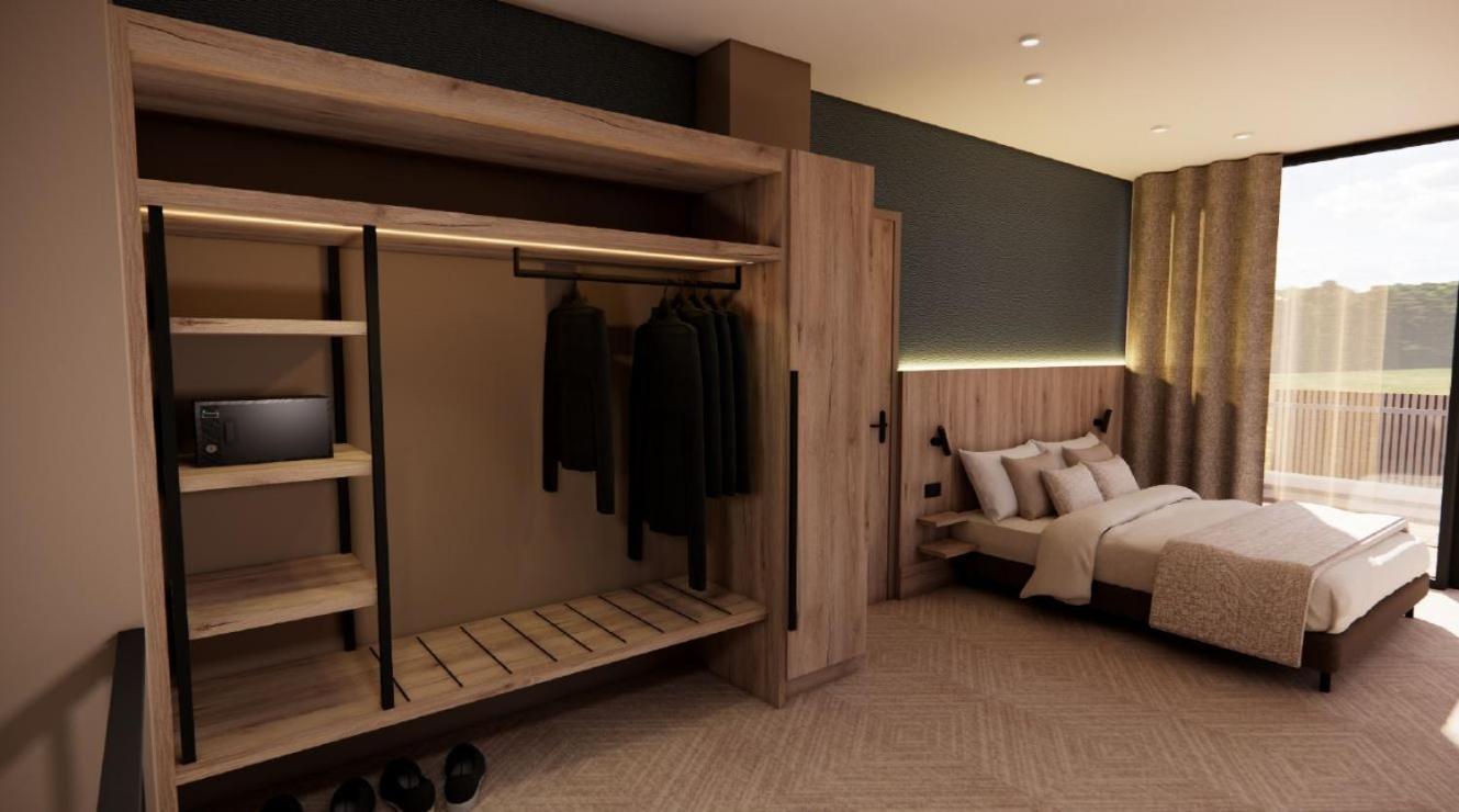 Executive Suite,1765173022:JPEG
