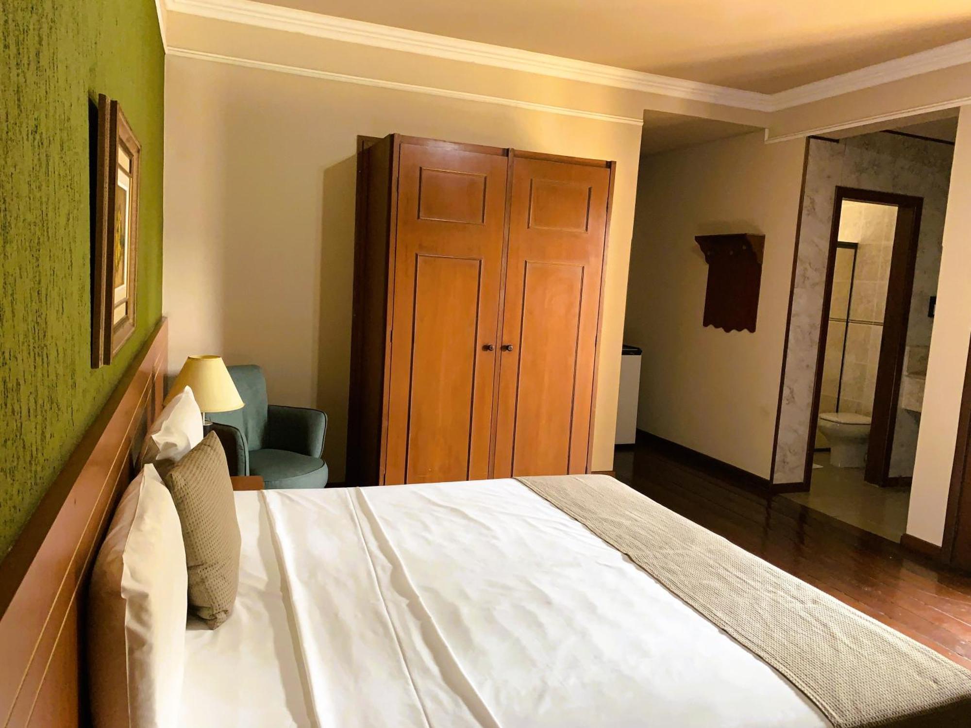 Quarto com 2 Camas de Solteiro e Banheiro Privativo
