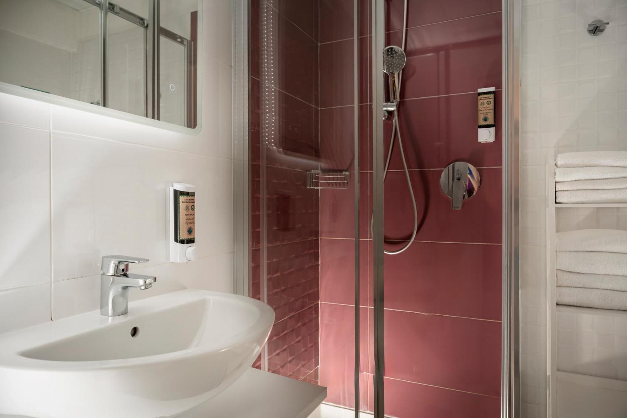 Quadruple Room Private Bathroom