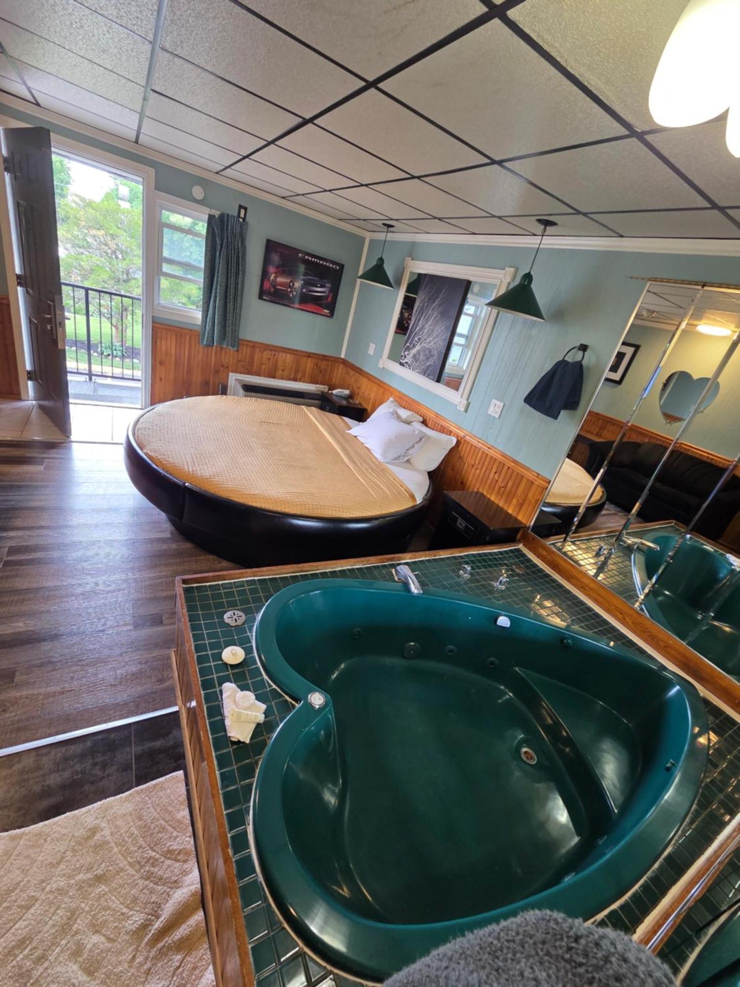 Superior Suite Hot Tub