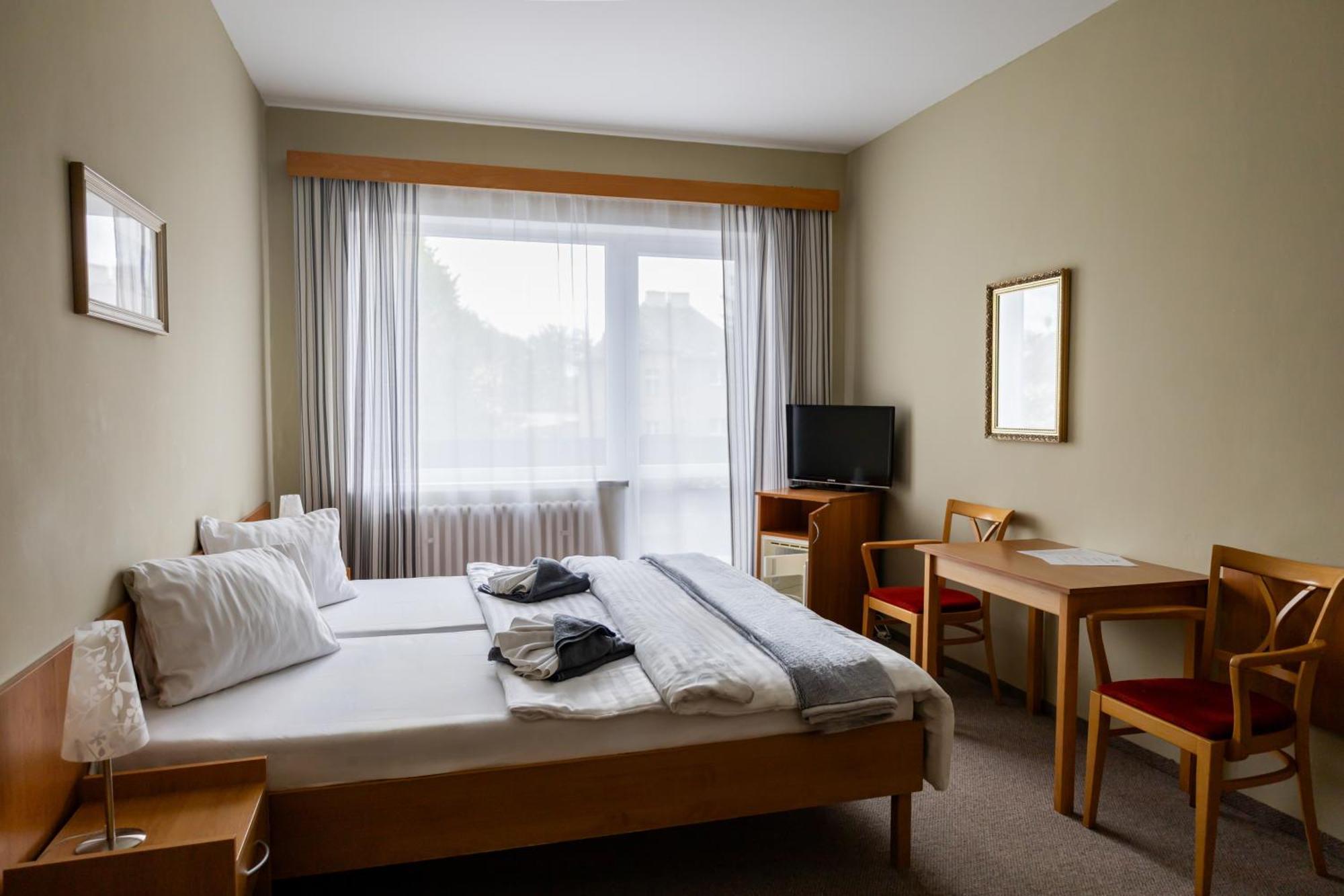 Doppel-/Zweibettzimmer mit Balkon