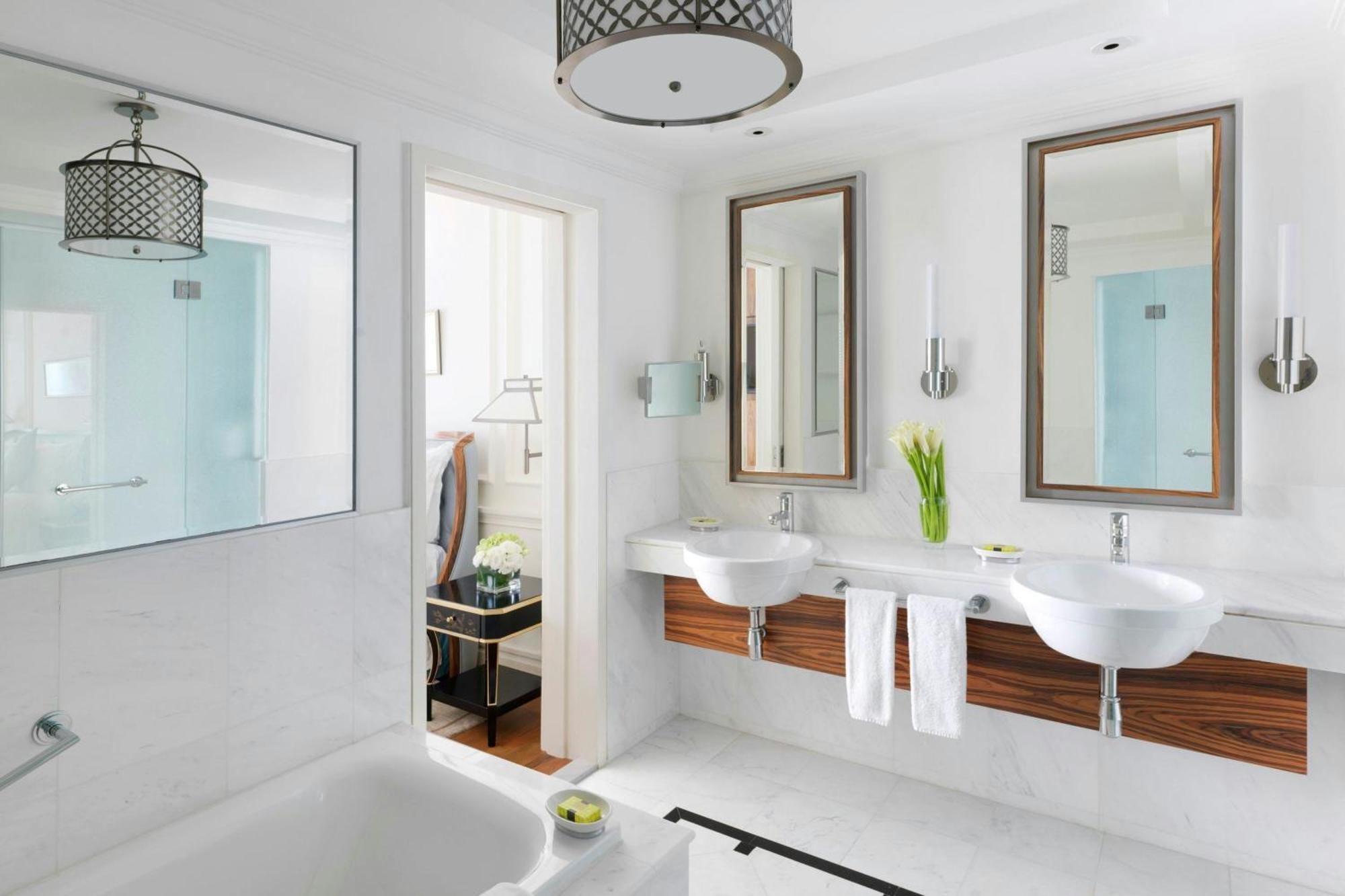 One-Bedroom Heritage King Suite Club Access