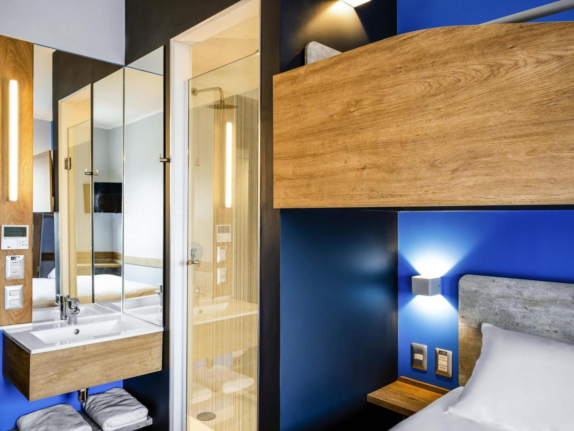 Standard Room a Double Bed a Single Bed