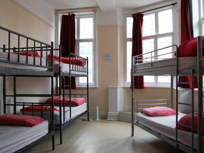 Cama em Dormitório Misto com 10 Camas
