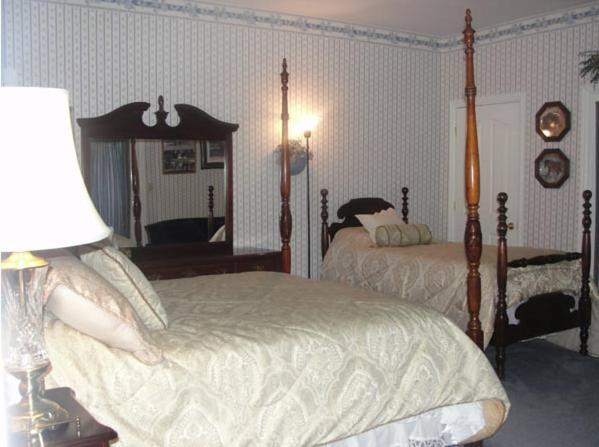 Deluxe Queen Suite