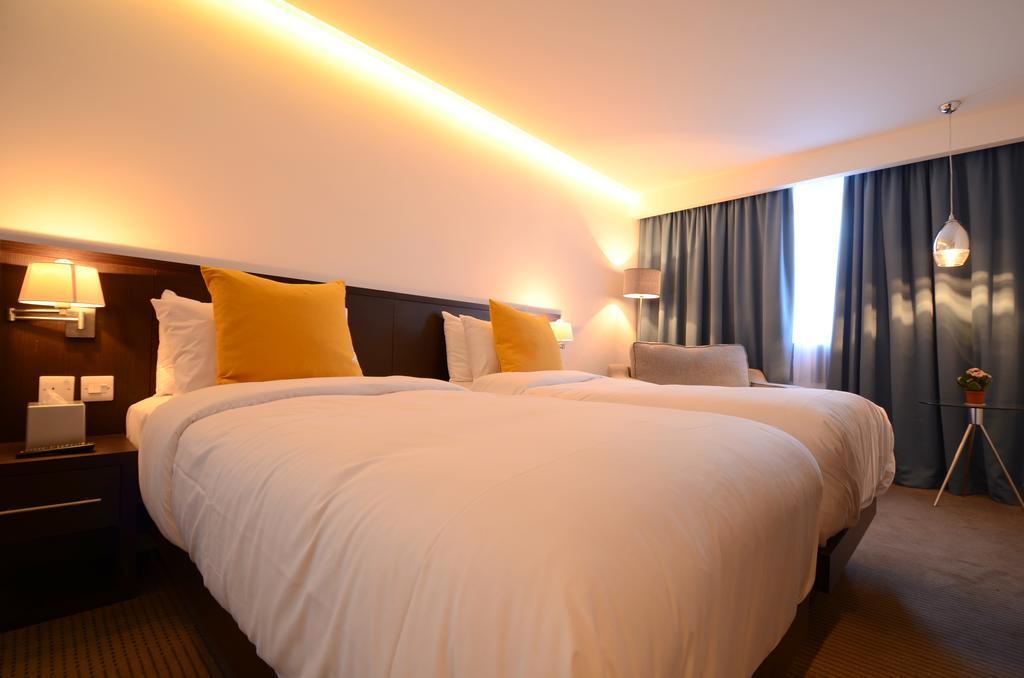 Großes Doppel-/Zweibettzimmer