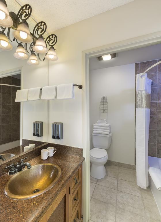 Queen Room with Two Queen Beds and Deluxe View,1278982366:JPEG