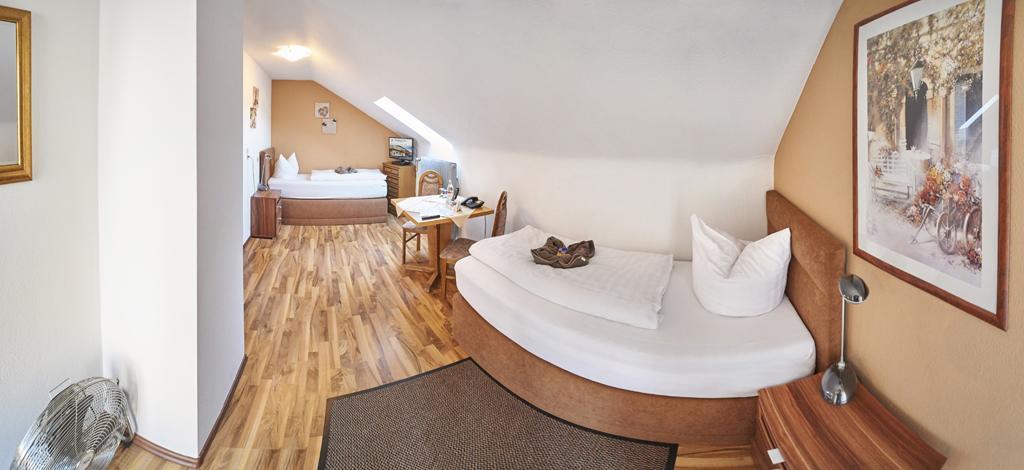 Tweepersoonskamer met 2 Aparte Bedden en Douche
