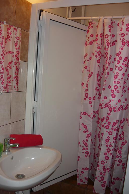 Chambre Double ou Lits Jumeaux avec Salle de Bains Commune