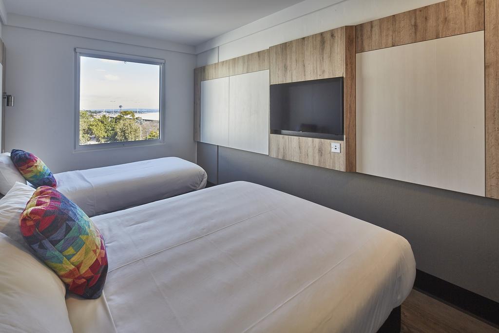 Classic Dreibettzimmer mit Queensize-Bett und Einzelbett