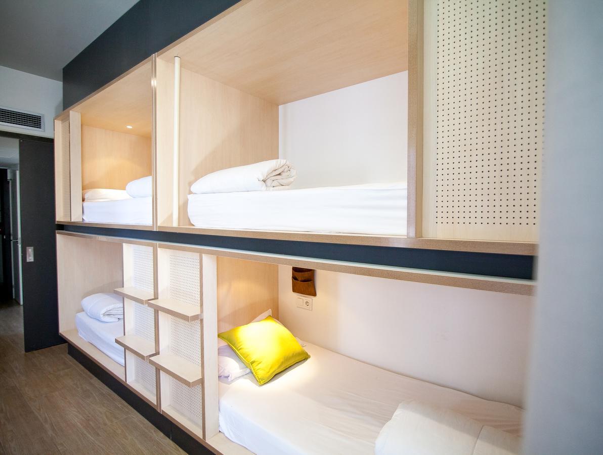 Cama en habitación compartida mixta con 6 camas y baño compartido
