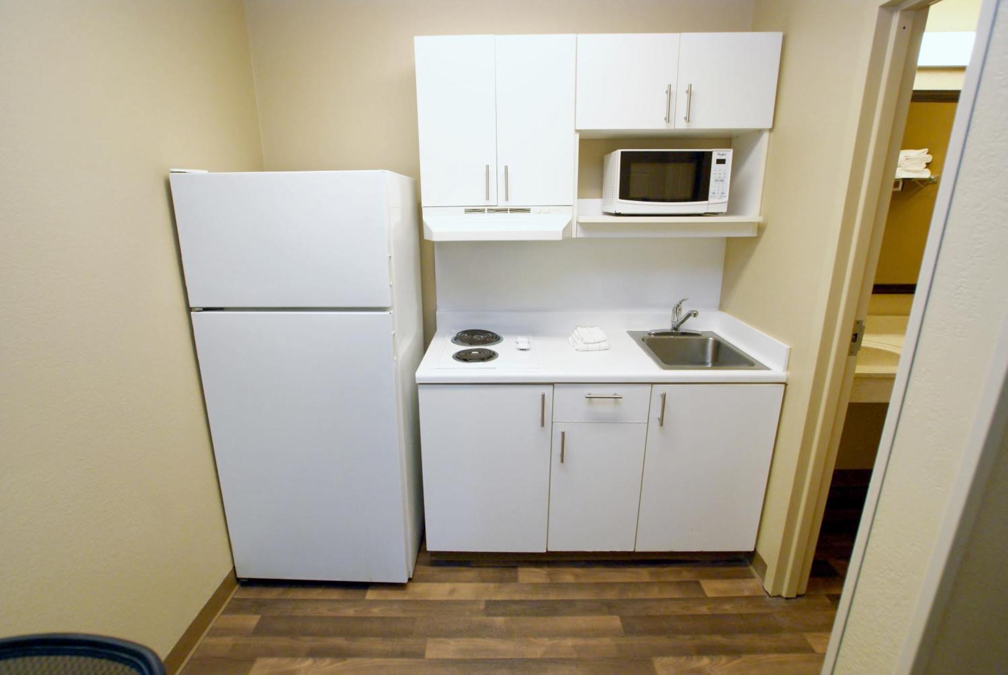Queen Studio One Queen Bed Disability Access or Non-Smoking,1499045575:JPEG