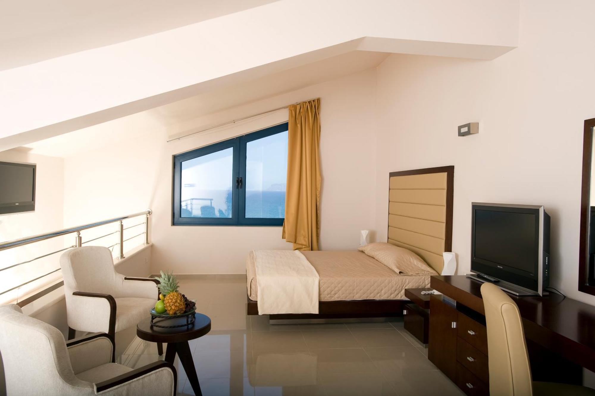 Family Room with Side Sea View -split level.,681782109:JPEG