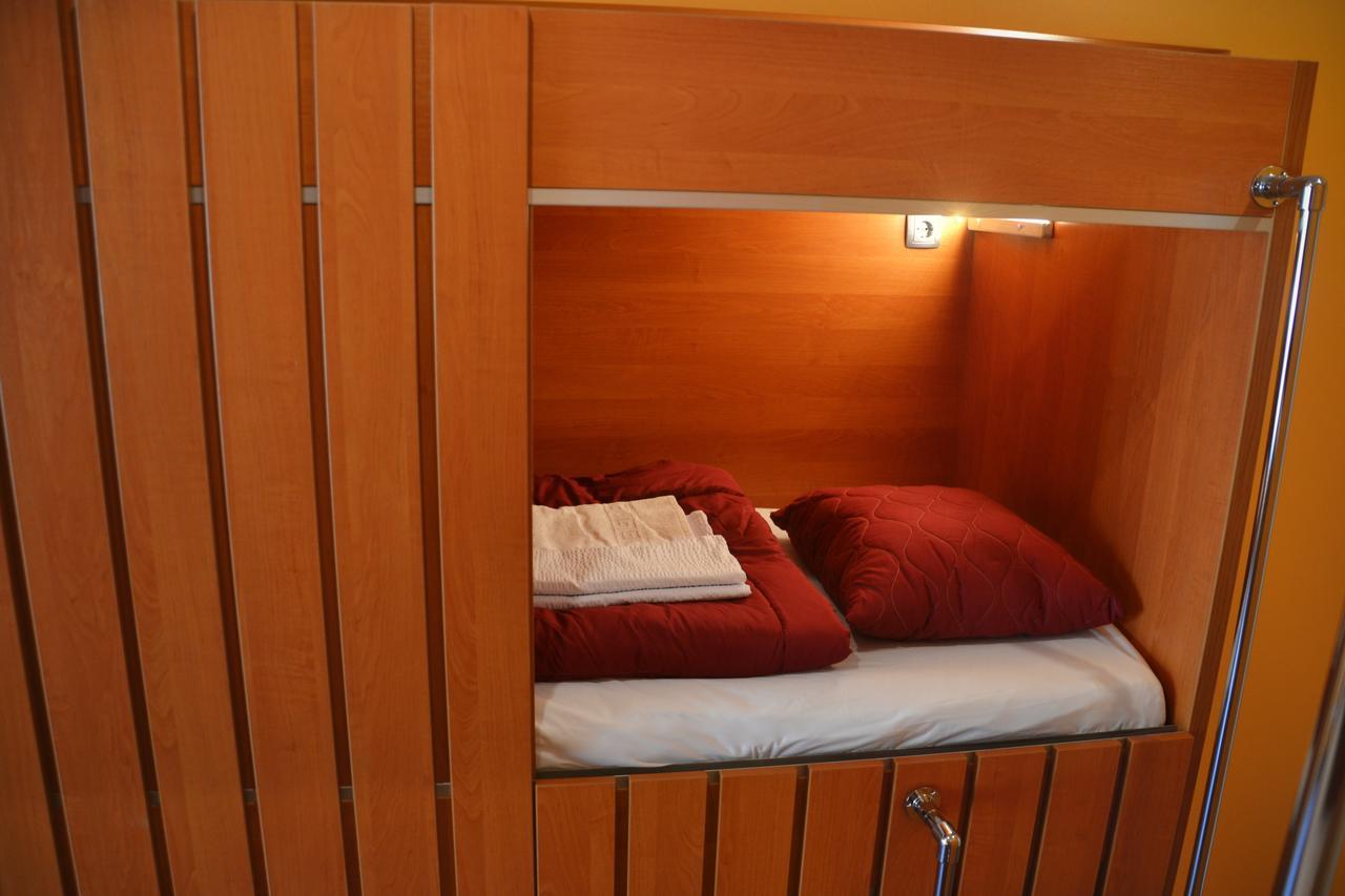 Deze driepersoonskamer heeft een gedeelde badkamer.