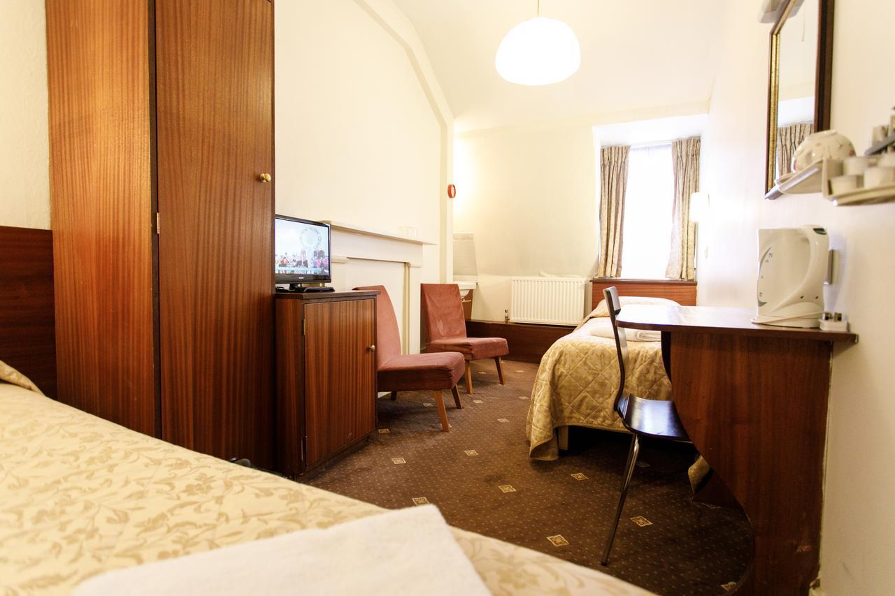 Tweepersoonskamer met 2 Aparte Bedden en Gedeelde Badkamer