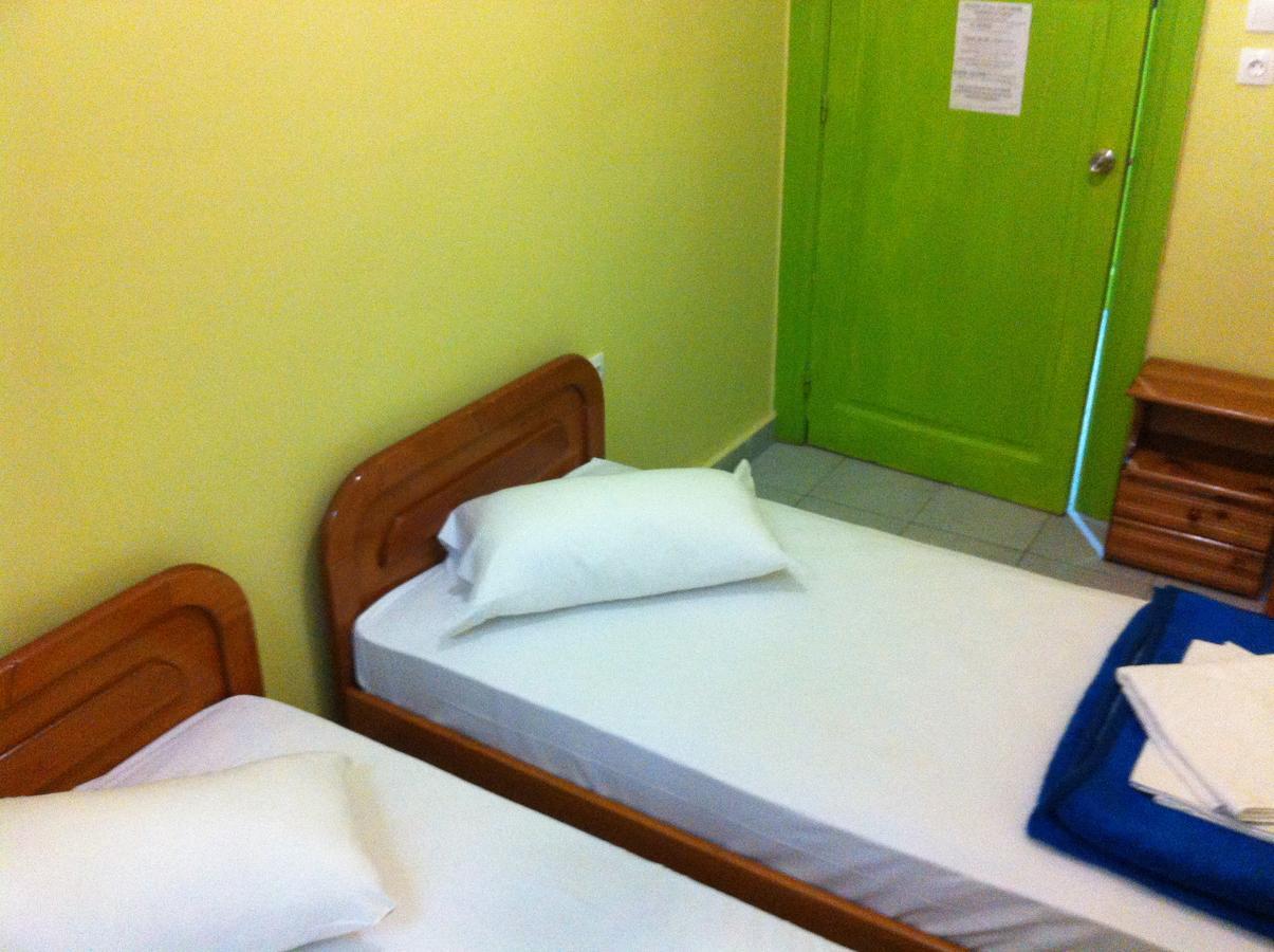 Tweepersoonskamer met 2 Aparte Bedden en Gedeelde Badkamer