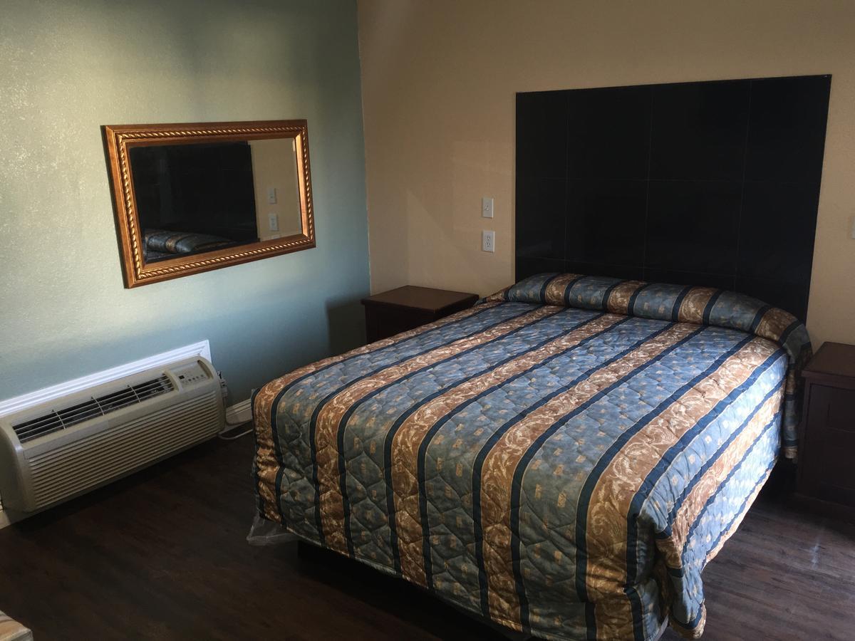 Deluxe Queen Room with Bathroom