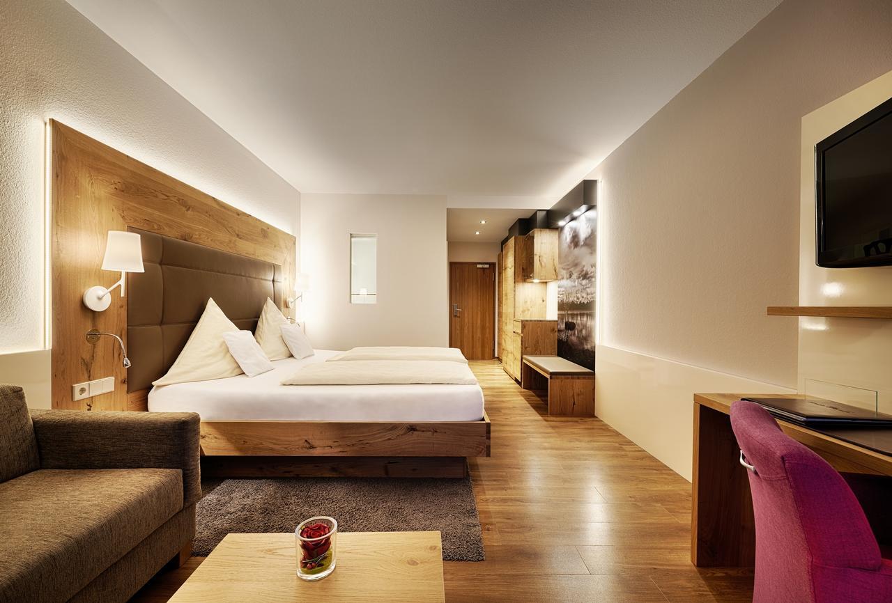 Comfort Doppelzimmer mit Aussicht auf den Pool.